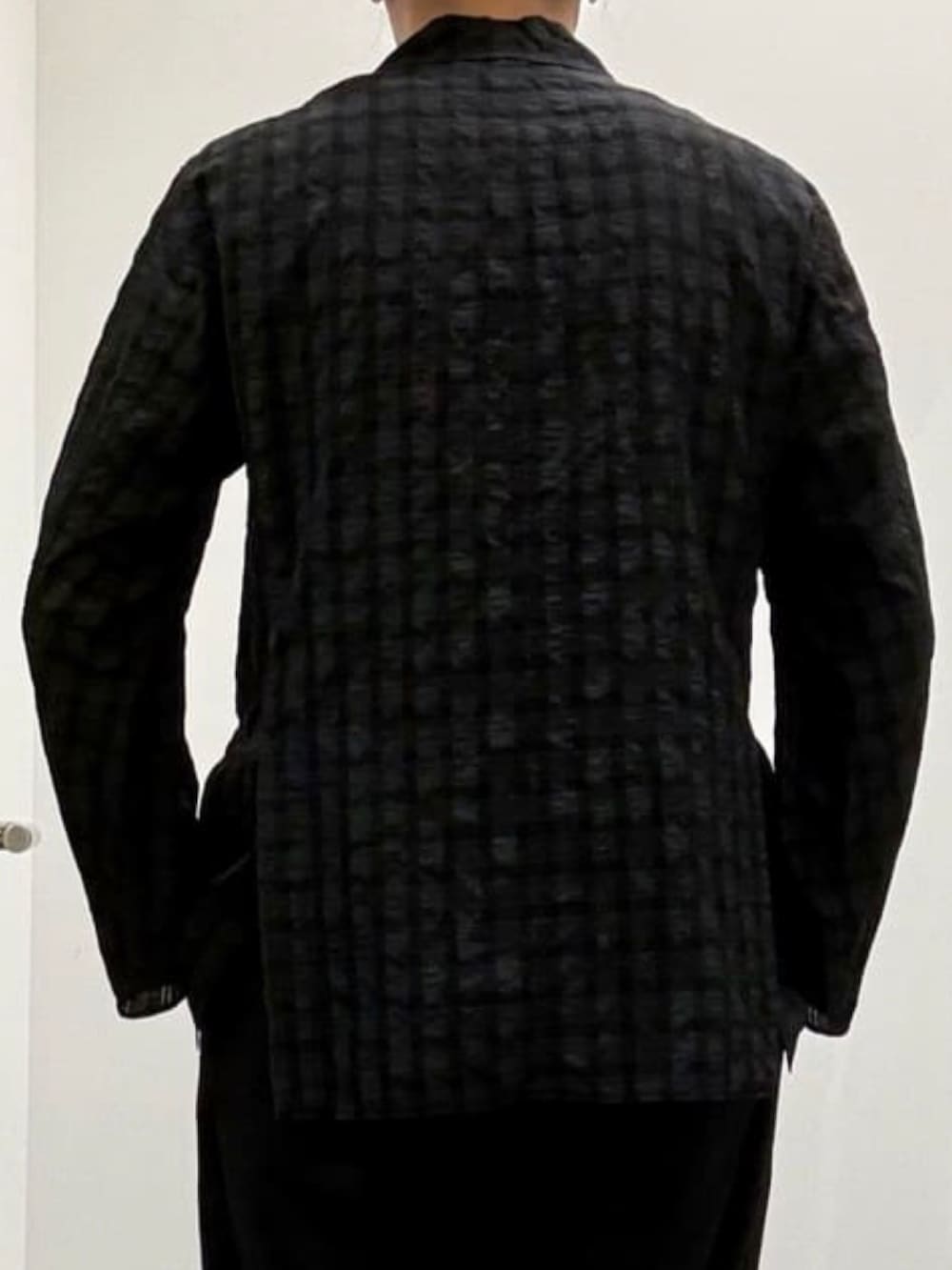 ブラック系のドレスシューズ、ブラック系のスラックス、グリーン系のニット/セーターを着用したメンズの夏コーディネートの6枚目の写真