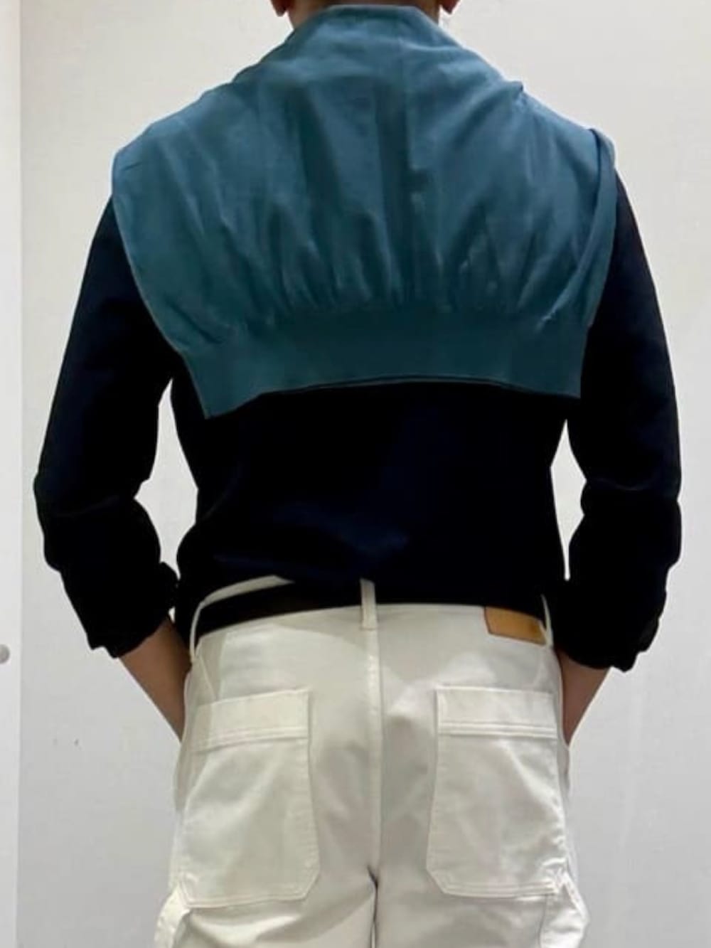 ブラック系のドレスシューズ、ホワイト系のデニムパンツ、ブルー系のニット/セーターを着用したメンズの春コーディネートの6枚目の写真