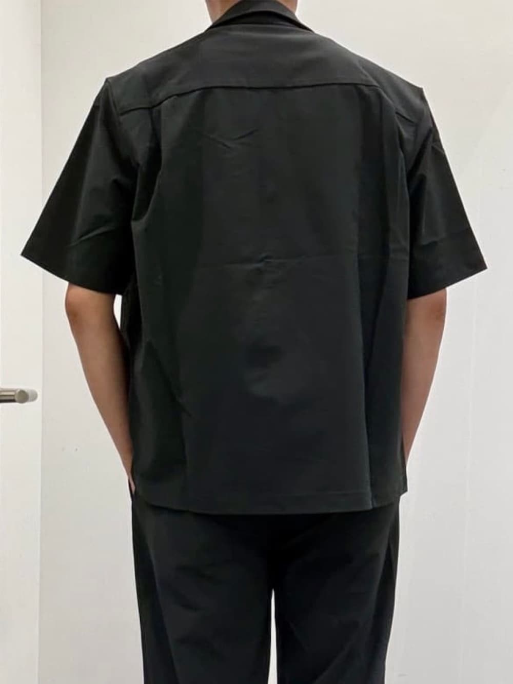ブラック系のドレスシューズ、グレー系のスラックス、グレー系のシャツ/ブラウスを着用したメンズの夏コーディネートの6枚目の写真