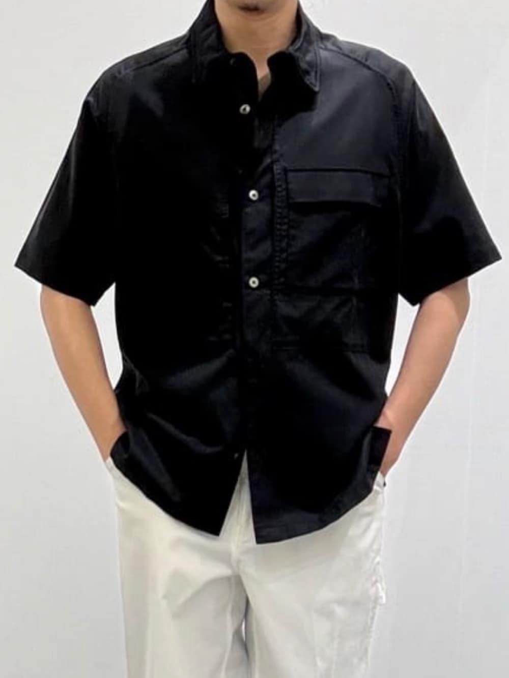 ベージュ系のスリッポン、ブラウン系のTシャツ/カットソー、ブラック系のシャツ/ブラウスを着用したメンズの夏コーディネートの5枚目の写真