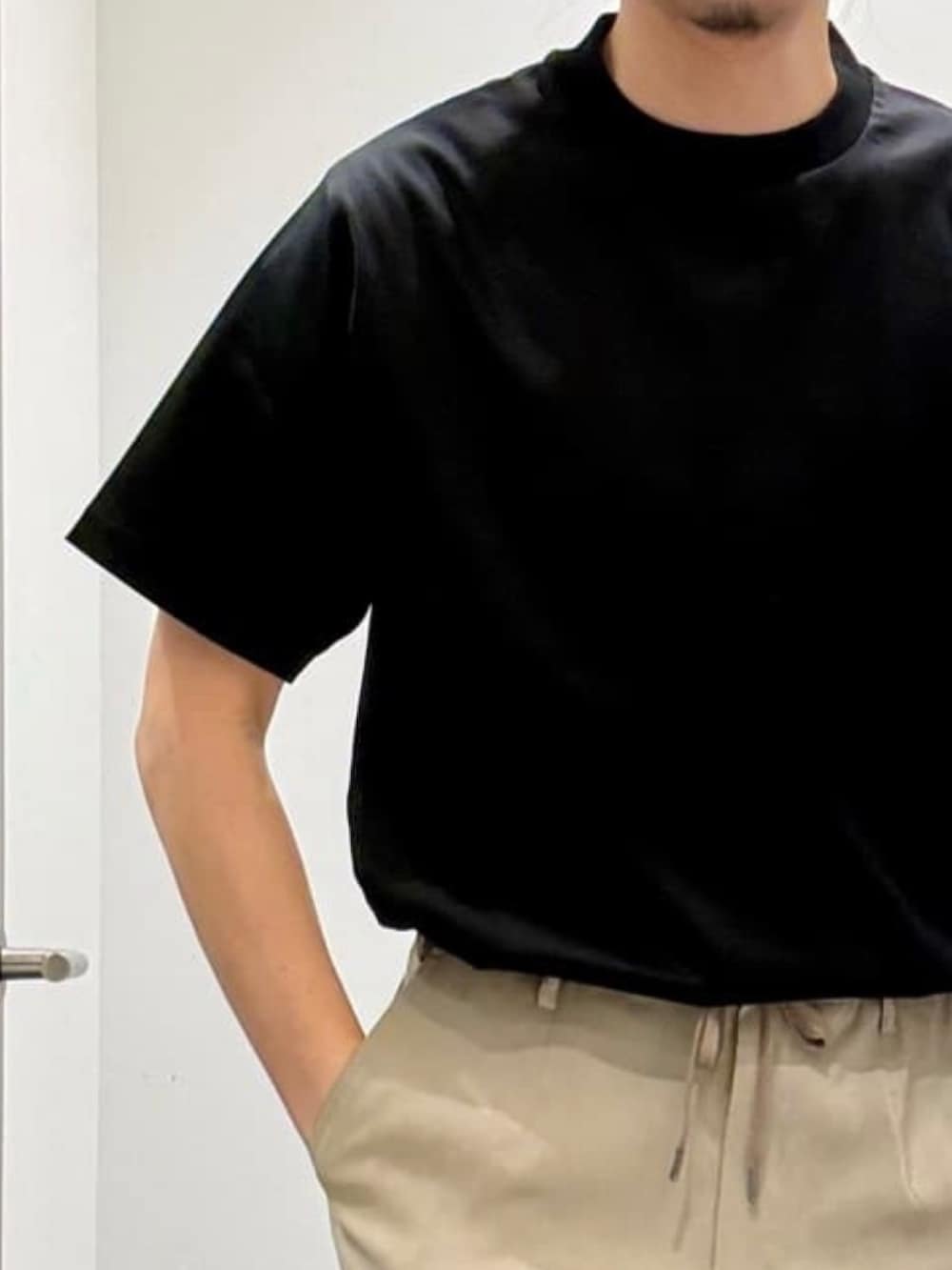 ブラウン系のテーラードジャケット、ブラック系のTシャツ/カットソー、ベージュ系のスラックスを着用したメンズの夏コーディネートの8枚目の写真