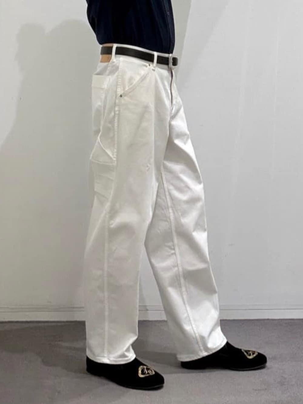 ブラック系のドレスシューズ、ホワイト系のデニムパンツ、ブルー系のニット/セーターを着用したメンズの春コーディネートの10枚目の写真
