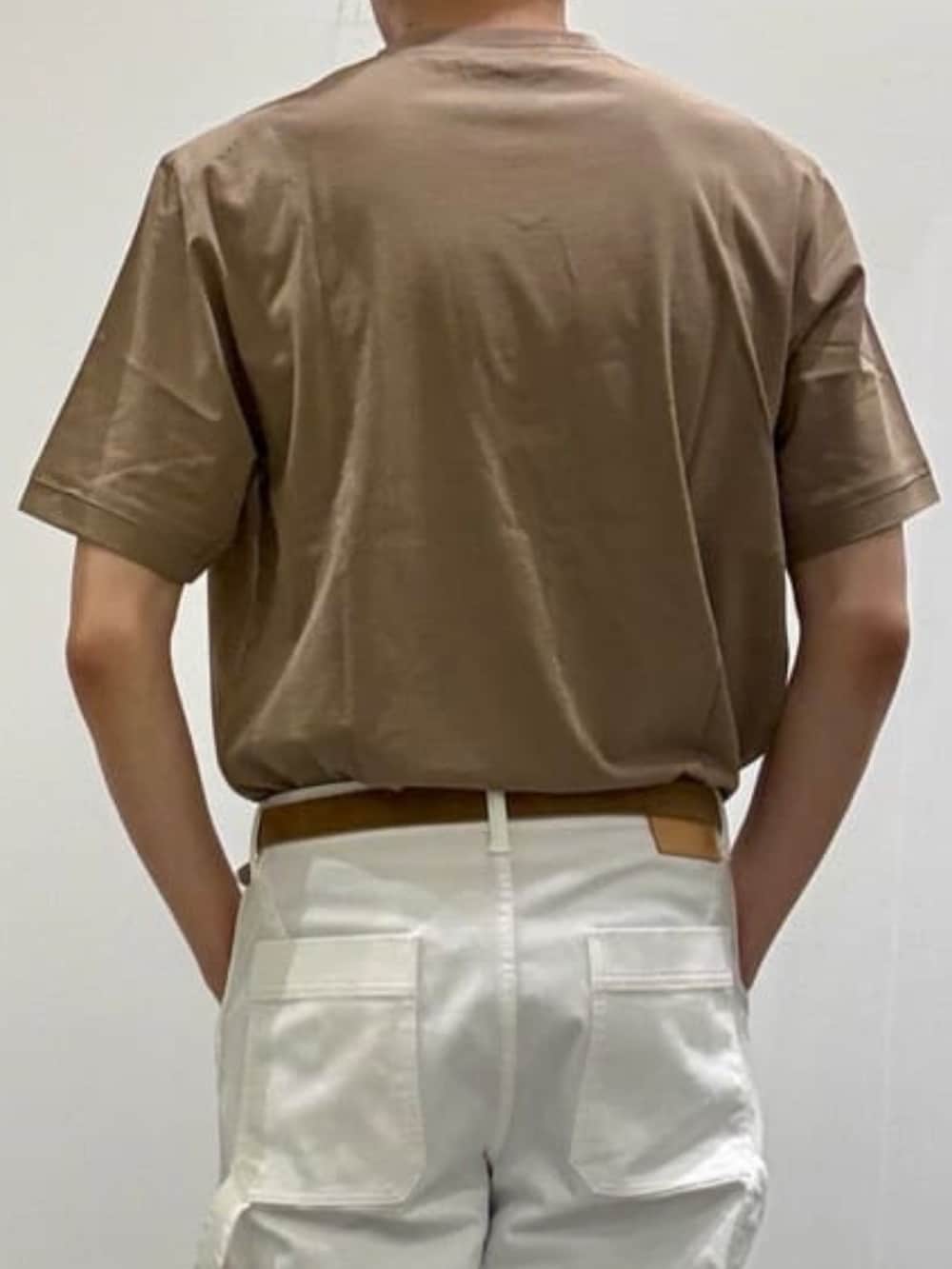 ベージュ系のスリッポン、ブラウン系のTシャツ/カットソー、ブラック系のシャツ/ブラウスを着用したメンズの夏コーディネートの8枚目の写真