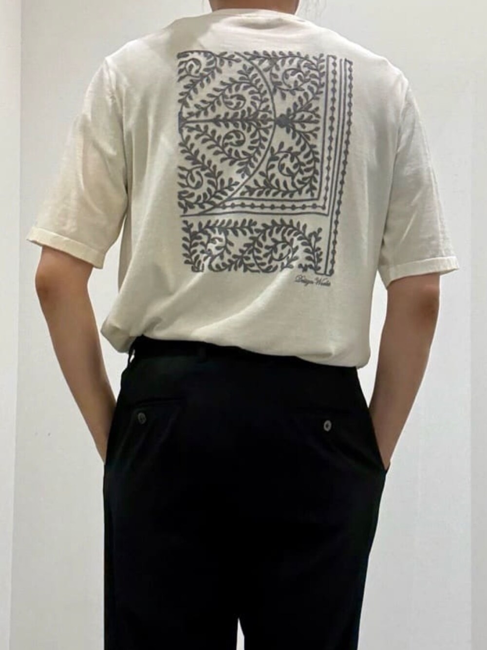 ブラック系のスラックス、ホワイト系のカーディガン/ボレロ、ホワイト系のニット/セーターを着用したメンズの夏コーディネートの9枚目の写真