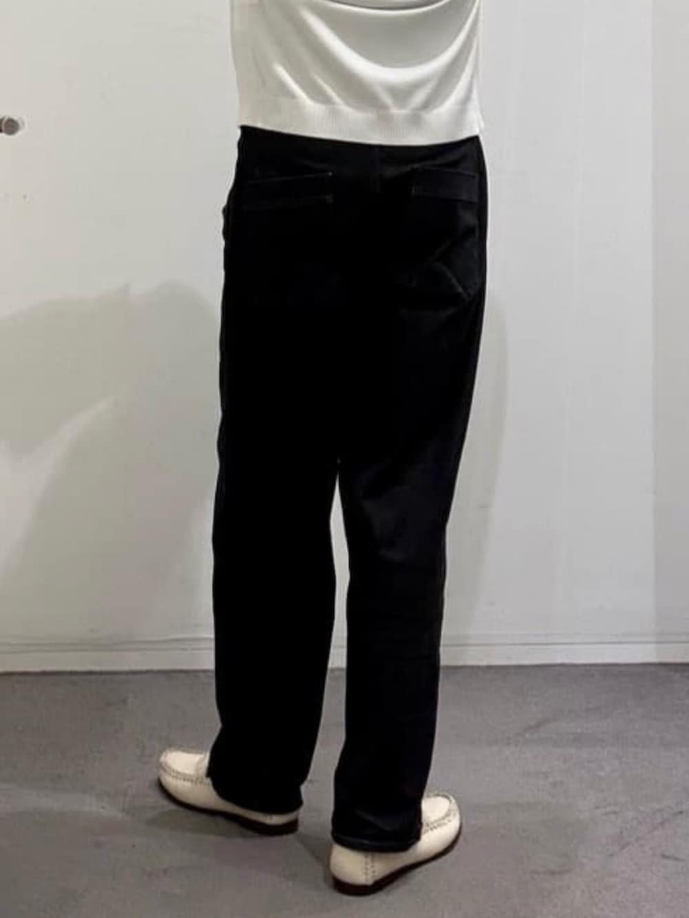 ベージュ系のスリッポン、ブラック系のデニムパンツ、ホワイト系のニット/セーターを着用したメンズの春コーディネートの10枚目の写真