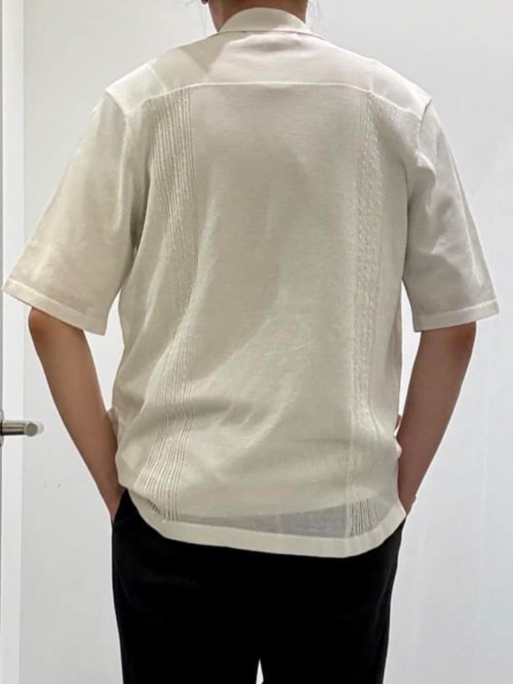 ホワイト系のシャツ/ブラウス、ベージュ系のニット/セーター、ブラック系のスラックスを着用したメンズの夏コーディネートの6枚目の写真