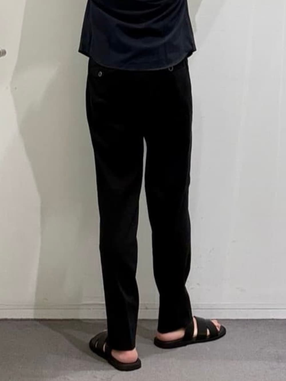 グレー系のシャツ/ブラウス、ブラック系のスラックス、ブラック系のサンダルを着用したメンズの夏コーディネートの10枚目の写真