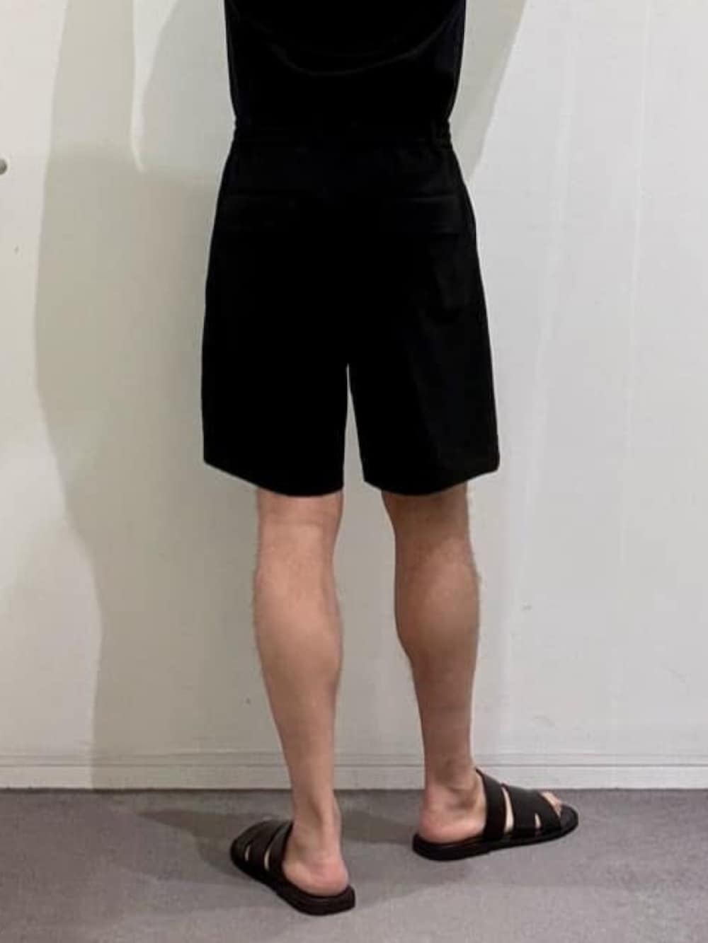 ブラック系のその他パンツ、ブラウン系のシャツ/ブラウス、ブラック系のTシャツ/カットソーを着用したメンズの夏コーディネートの10枚目の写真