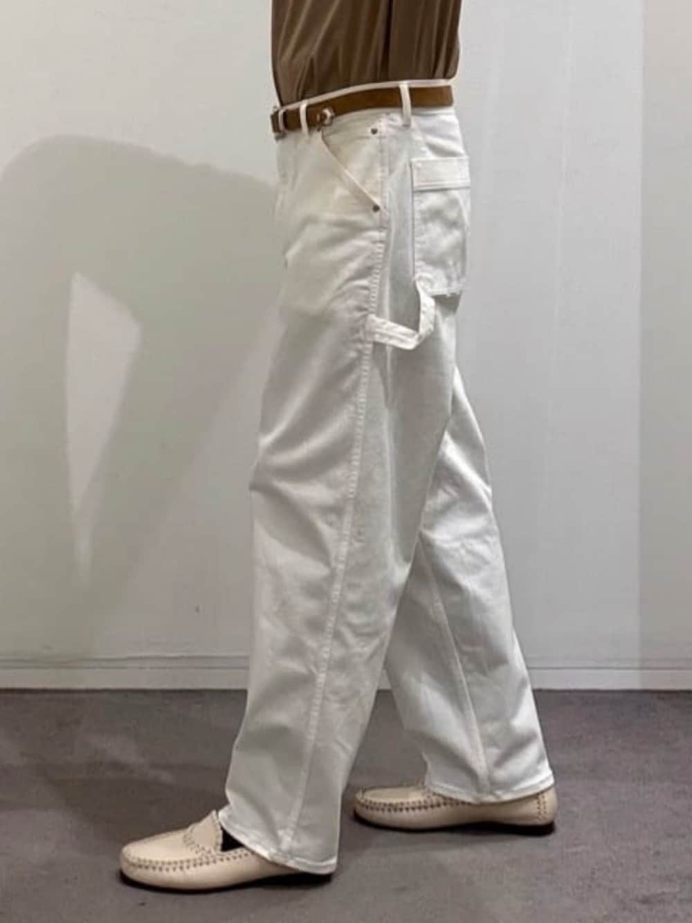 ベージュ系のスリッポン、ブラウン系のTシャツ/カットソー、ブラック系のシャツ/ブラウスを着用したメンズの夏コーディネートの9枚目の写真