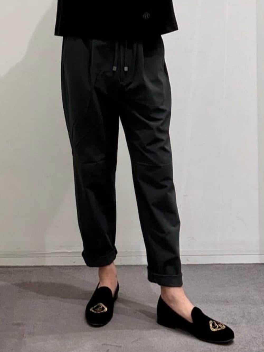 ブラック系のドレスシューズ、グレー系のスラックス、グレー系のシャツ/ブラウスを着用したメンズの夏コーディネートの9枚目の写真