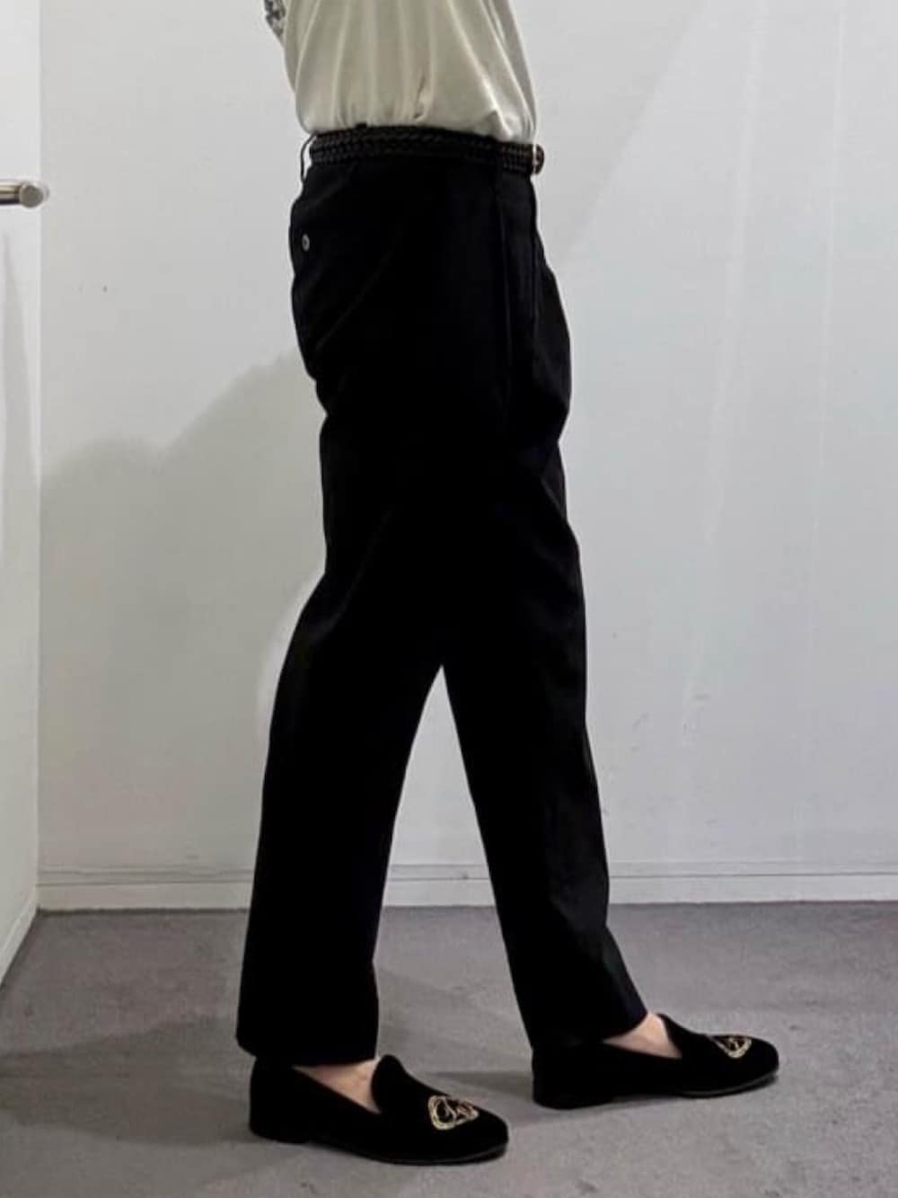 ブラック系のスラックス、ブラック系のドレスシューズ、ブラック系のショルダーバッグを着用したメンズの夏コーディネートの8枚目の写真