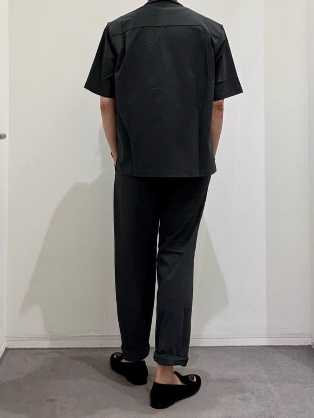 ブラック系のドレスシューズ、グレー系のスラックス、グレー系のシャツ/ブラウスを着用したメンズの夏コーディネートの3枚目の写真