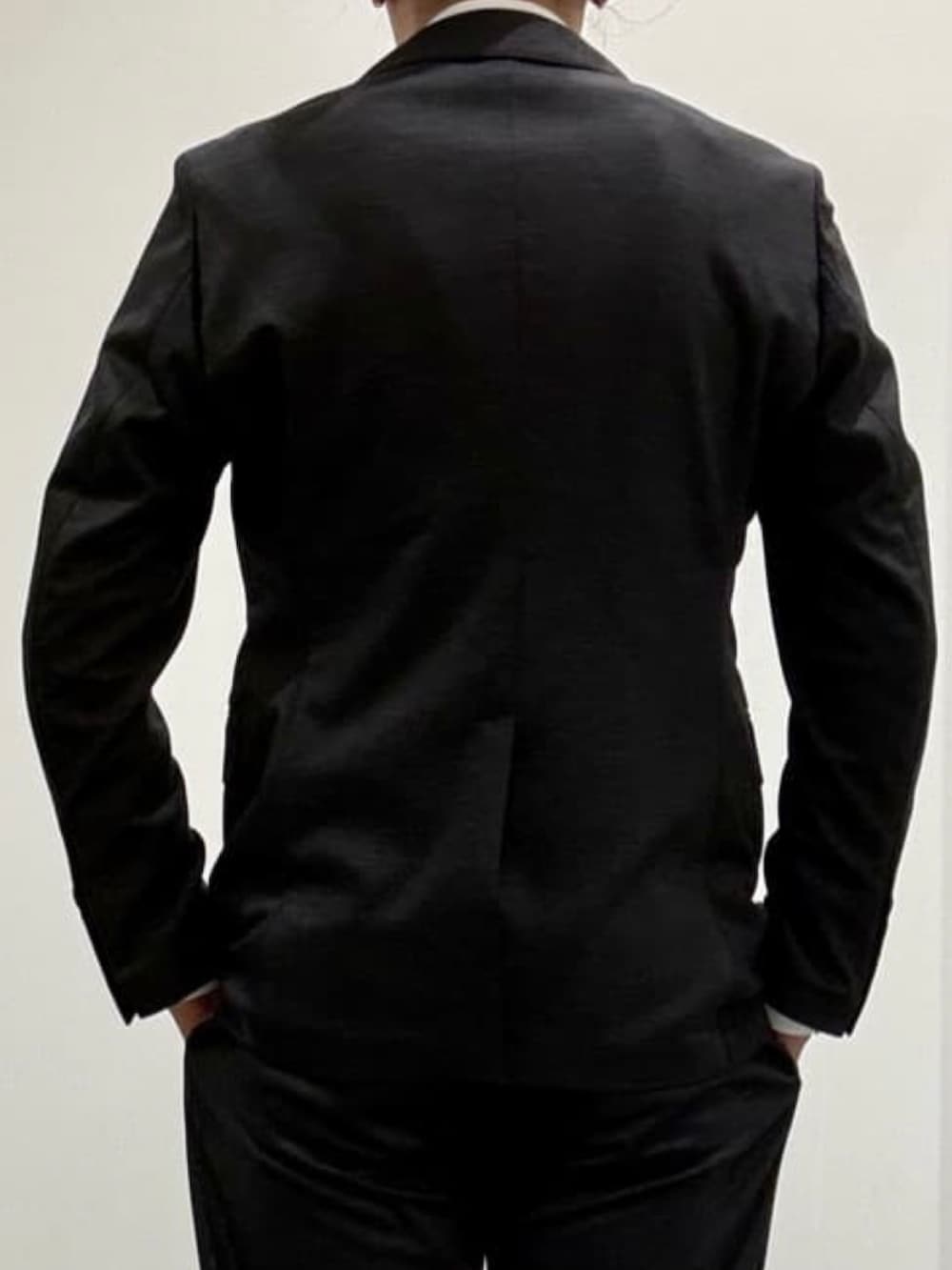 ブラック系のドレスシューズ、グレー系のスラックス、グレー系のテーラードジャケットを着用したメンズの夏コーディネートの6枚目の写真