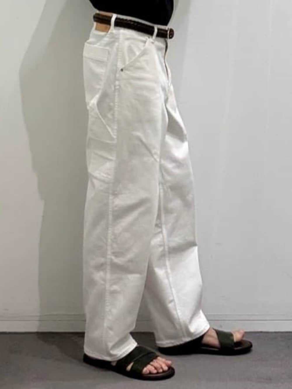 グリーン系のサンダル、ブラック系のTシャツ/カットソー、ブルー系のシャツ/ブラウスを着用したメンズの夏コーディネートの9枚目の写真
