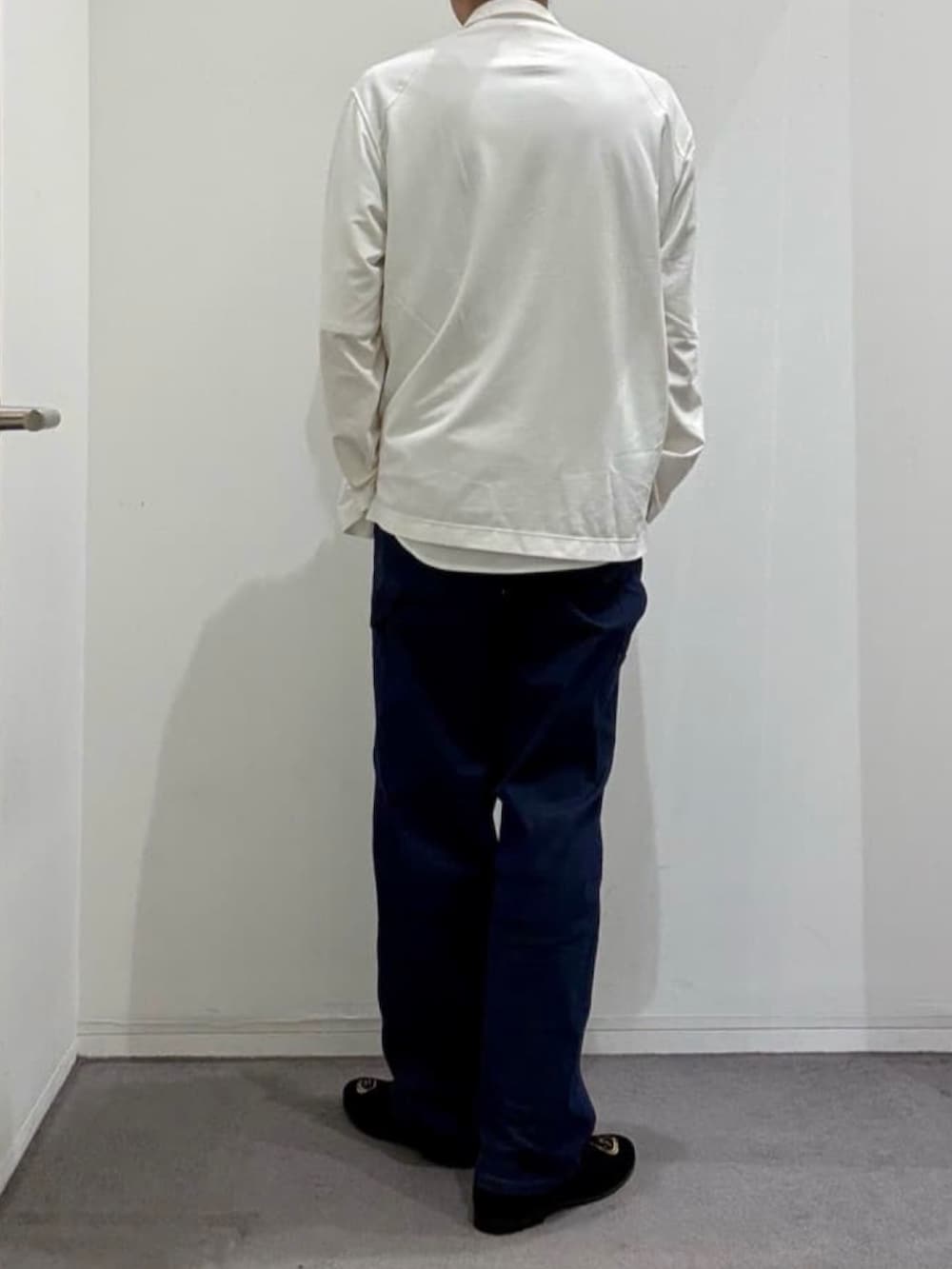ブラック系のドレスシューズ、ブルー系のデニムパンツ、ホワイト系のシャツ/ブラウスを着用したメンズの夏コーディネートの4枚目の写真