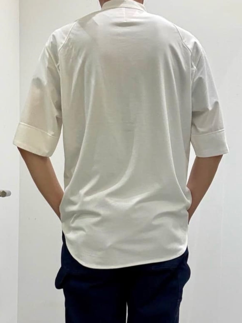 ブラック系のドレスシューズ、ブルー系のデニムパンツ、ホワイト系のシャツ/ブラウスを着用したメンズの夏コーディネートの8枚目の写真