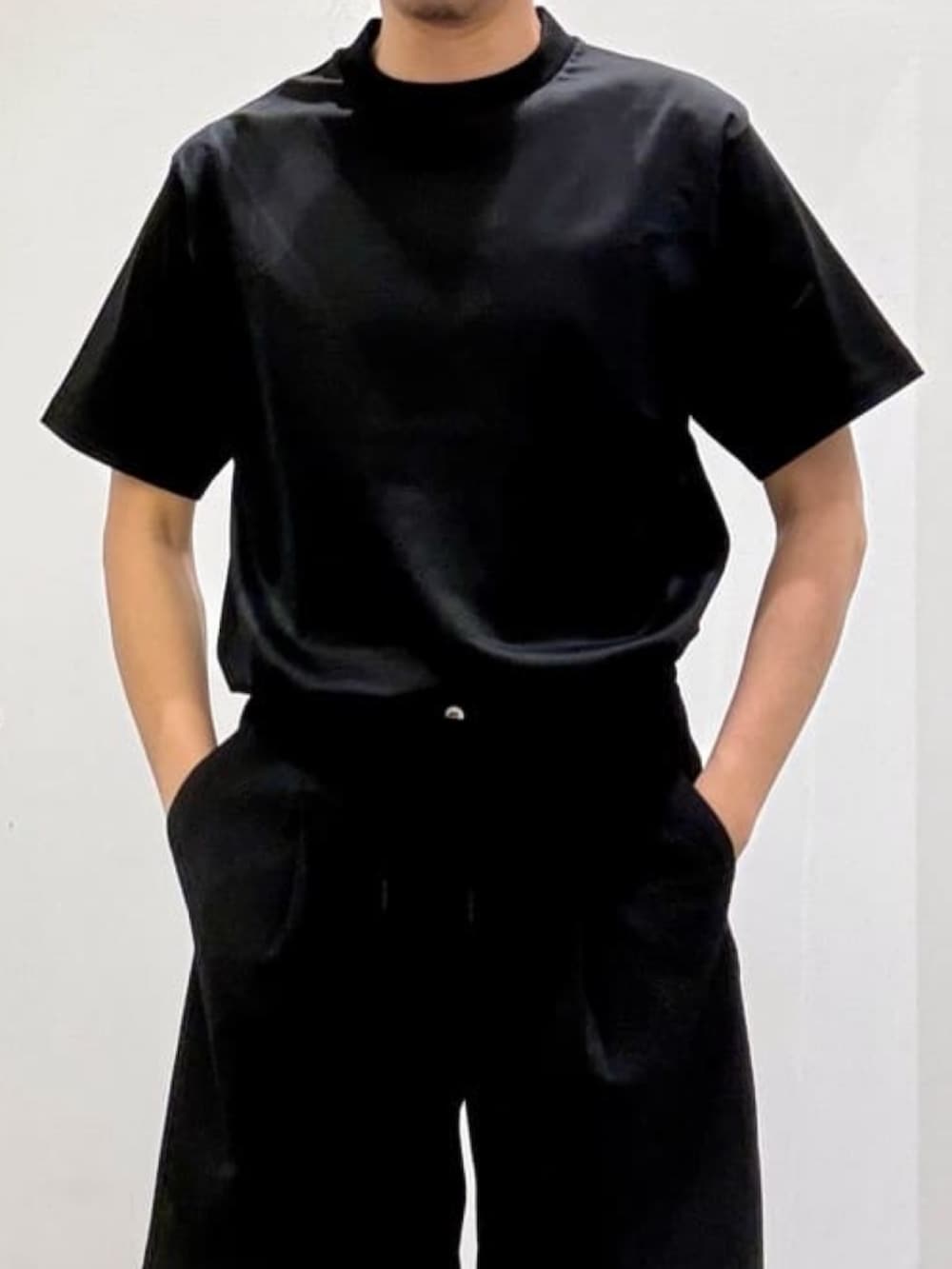 ブラック系のその他パンツ、ブラウン系のシャツ/ブラウス、ブラック系のTシャツ/カットソーを着用したメンズの夏コーディネートの7枚目の写真