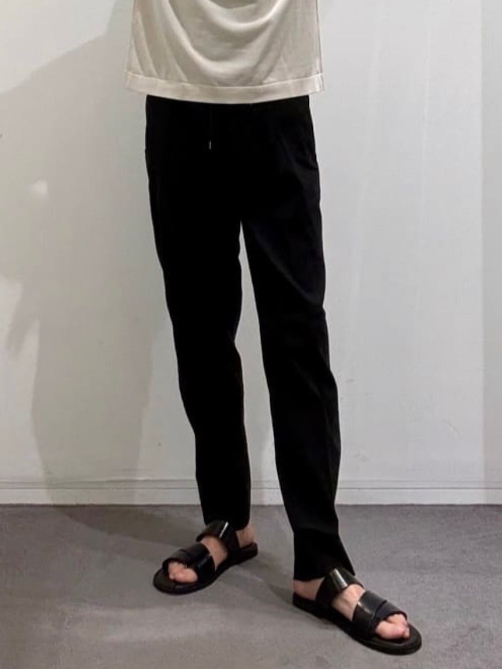 ホワイト系のシャツ/ブラウス、ベージュ系のニット/セーター、ブラック系のスラックスを着用したメンズの夏コーディネートの9枚目の写真