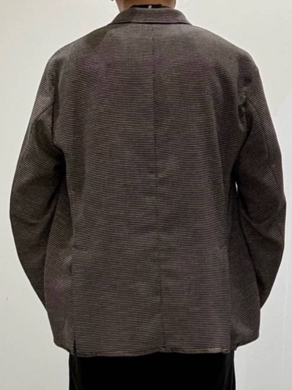 ブラック系のシャツ/ブラウス、ブラック系のドレスシューズ、ブラック系のその他パンツを着用したメンズの春コーディネートの6枚目の写真