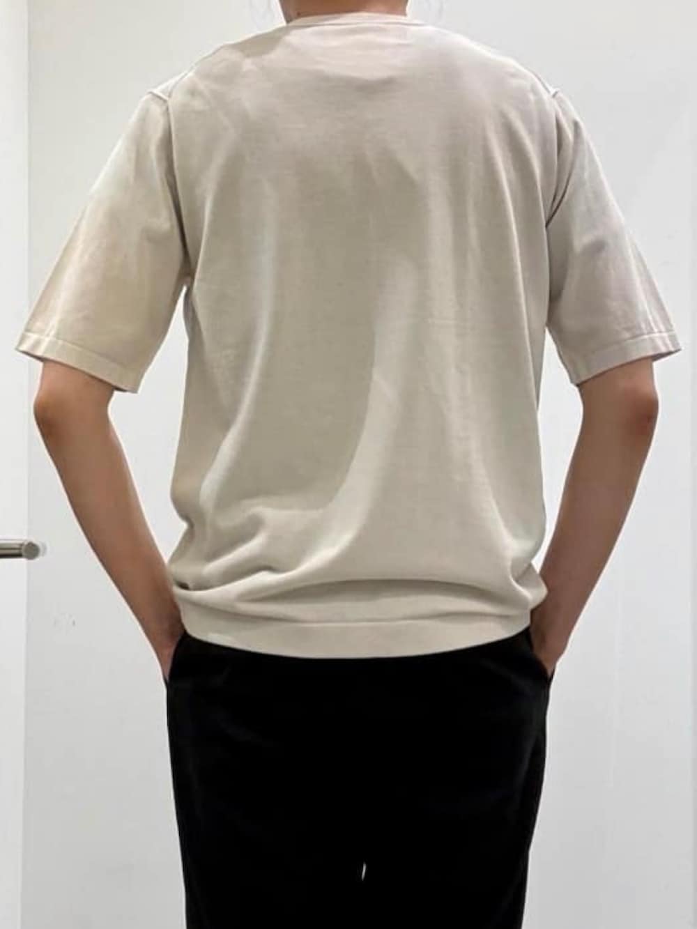 ホワイト系のシャツ/ブラウス、ベージュ系のニット/セーター、ブラック系のスラックスを着用したメンズの夏コーディネートの8枚目の写真