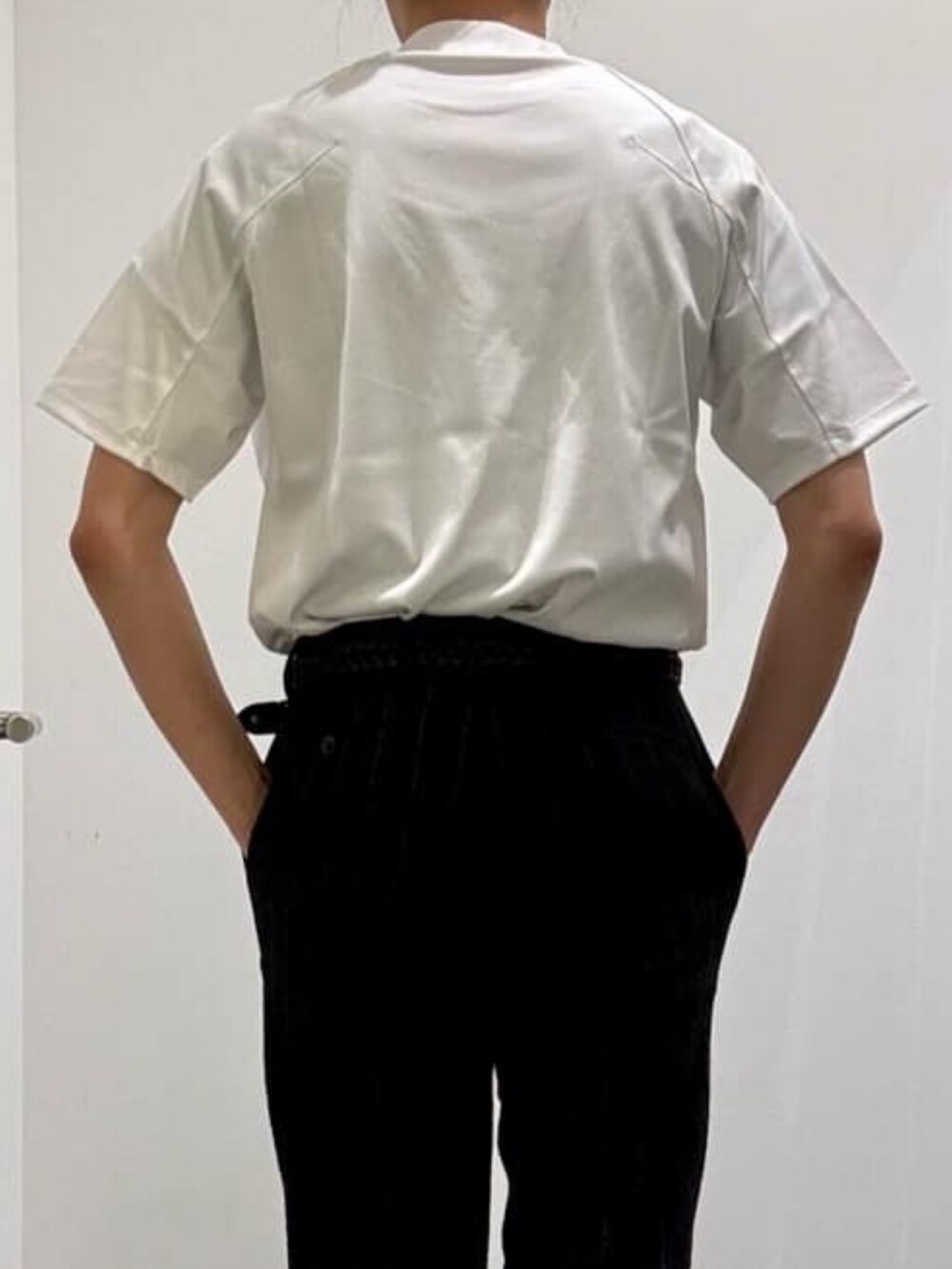 ブラック系のスラックス、ブラック系のサンダル、ブラック系のシャツ/ブラウスを着用したメンズの夏コーディネートの9枚目の写真