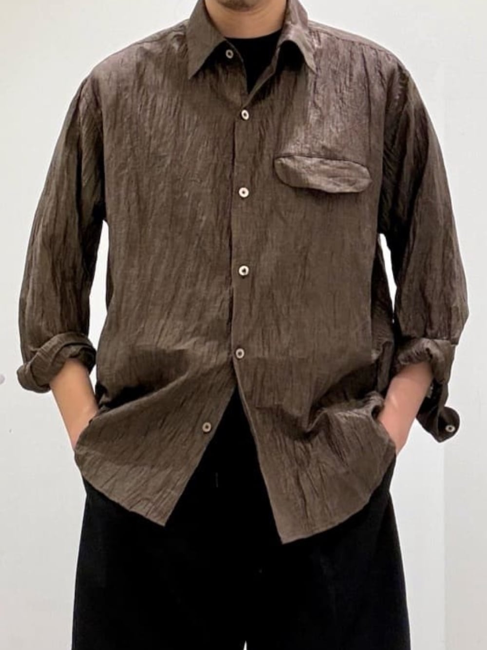 ブラック系のその他パンツ、ブラウン系のシャツ/ブラウス、ブラック系のTシャツ/カットソーを着用したメンズの夏コーディネートの5枚目の写真