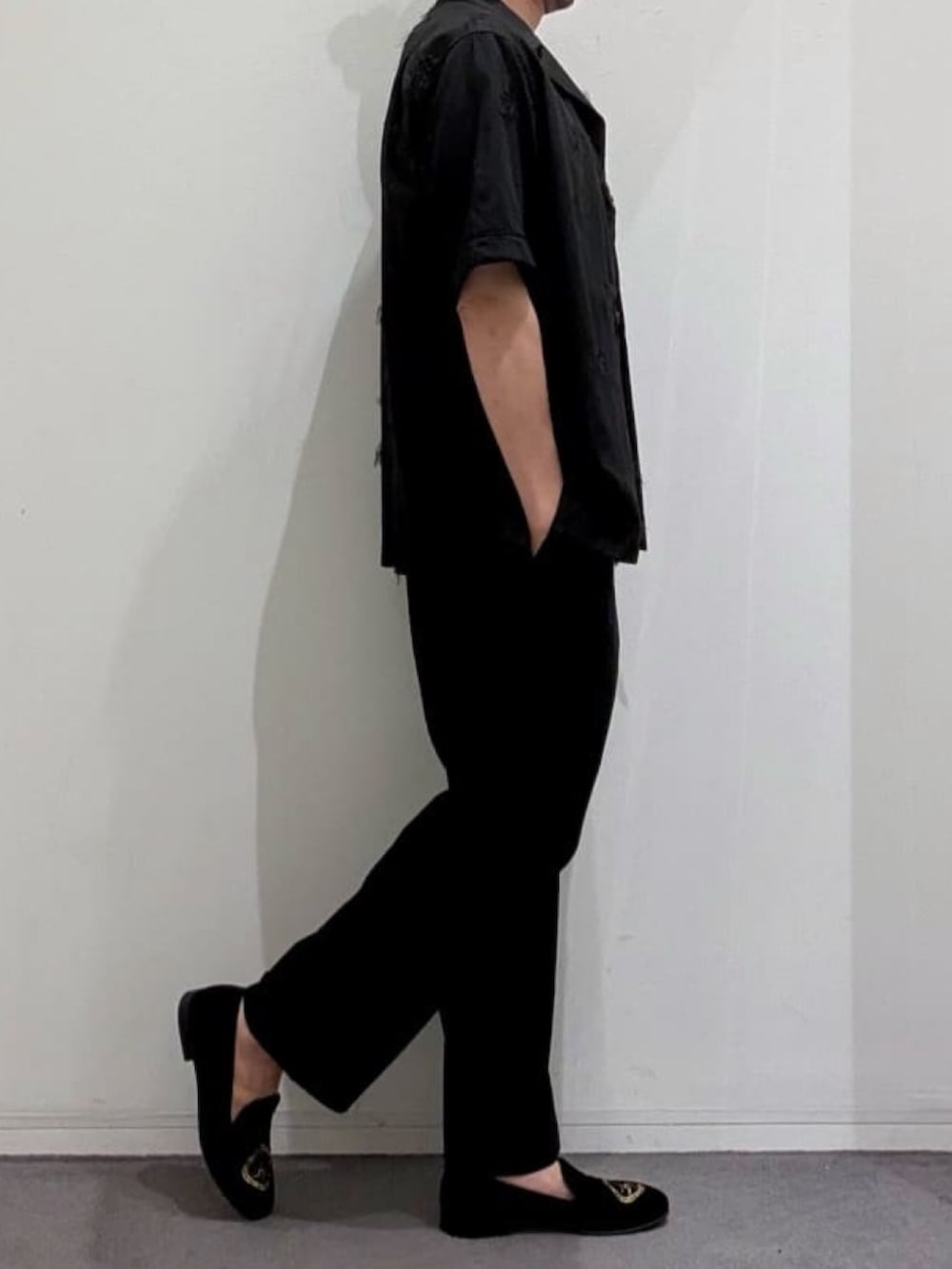 ブラック系のシャツ/ブラウス、ブラック系のTシャツ/カットソー、ブラック系のスラックスを着用したメンズの夏コーディネートの2枚目の写真