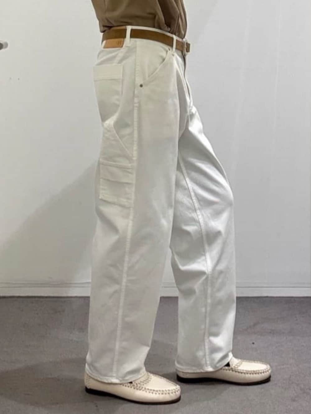 ベージュ系のスリッポン、ブラウン系のTシャツ/カットソー、ブラック系のシャツ/ブラウスを着用したメンズの夏コーディネートの10枚目の写真