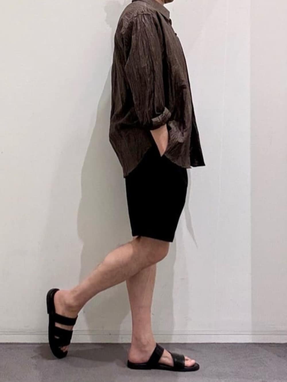 ブラック系のその他パンツ、ブラウン系のシャツ/ブラウス、ブラック系のTシャツ/カットソーを着用したメンズの夏コーディネートの2枚目の写真