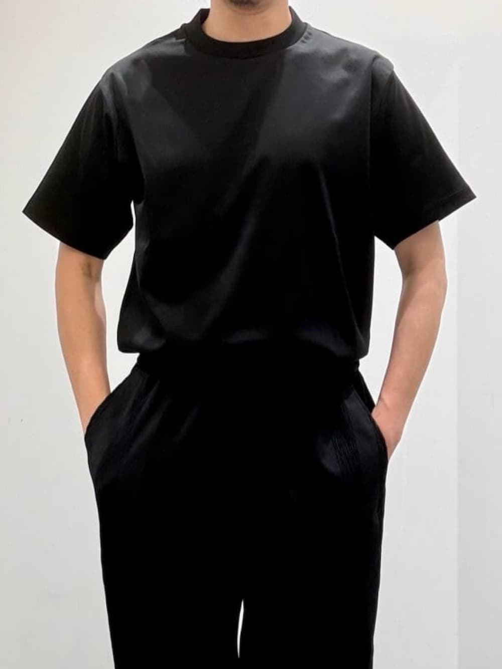 ブラック系のシャツ/ブラウス、ブラック系のTシャツ/カットソー、ブラック系のスラックスを着用したメンズの夏コーディネートの7枚目の写真