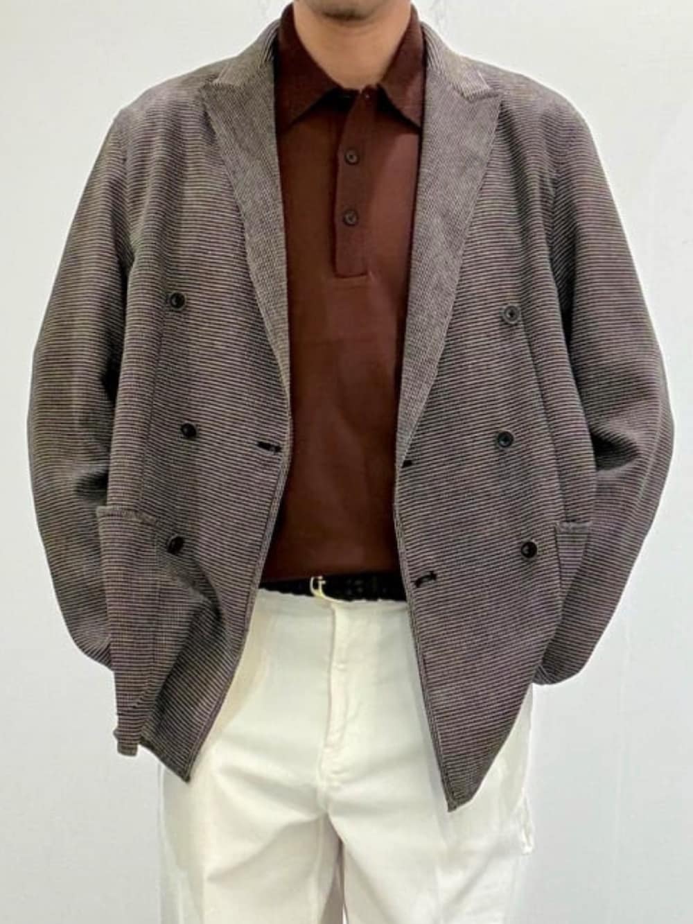 ホワイト系のデニムパンツ、グレー系のスリッポン、ブラウン系のポロシャツを着用したメンズの夏コーディネートの4枚目の写真