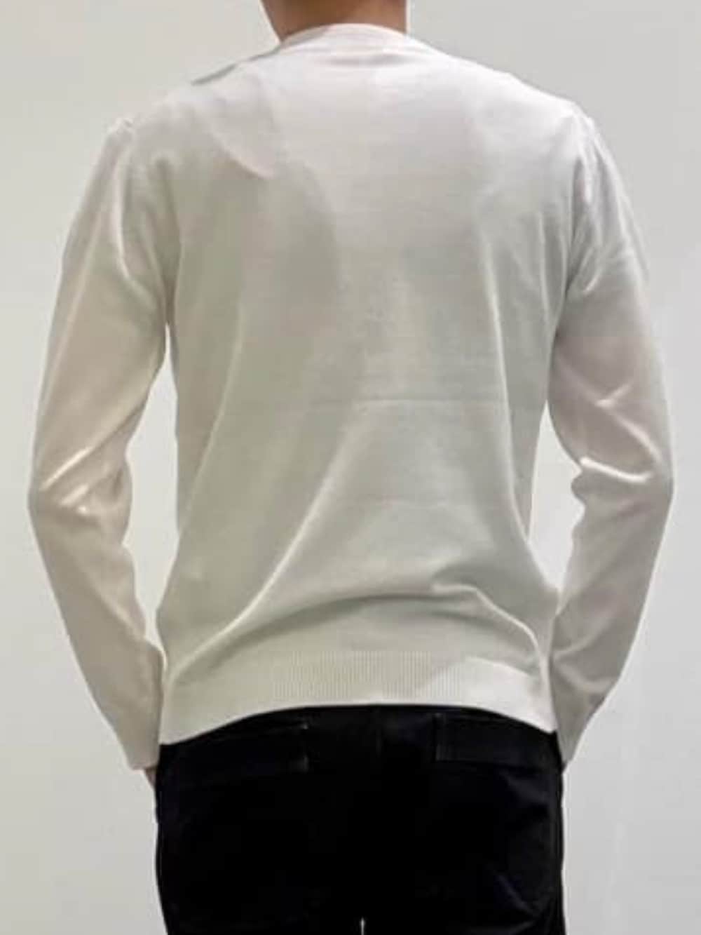 ベージュ系のスリッポン、ブラック系のデニムパンツ、ホワイト系のニット/セーターを着用したメンズの春コーディネートの7枚目の写真