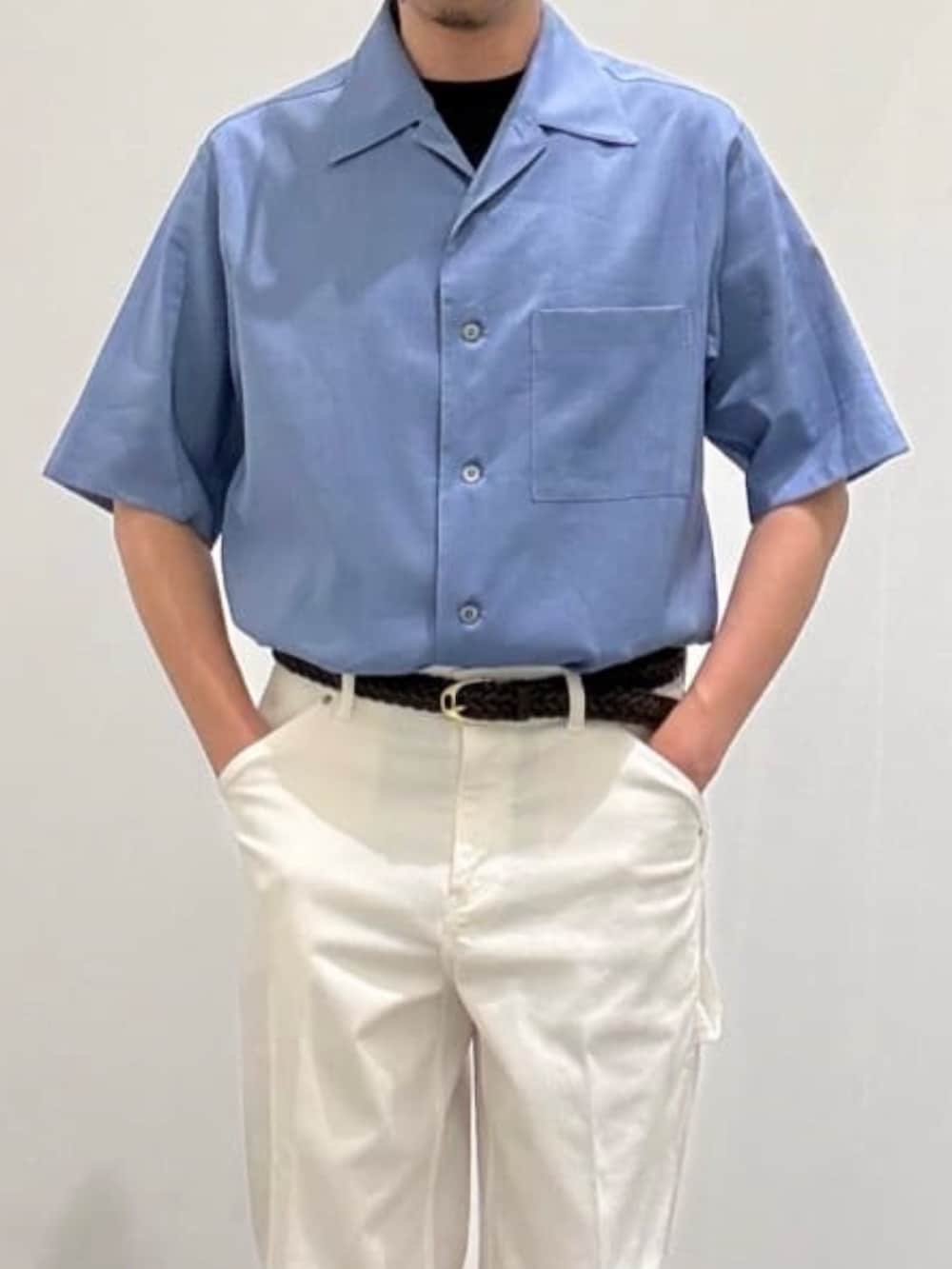 グリーン系のサンダル、ブラック系のTシャツ/カットソー、ブルー系のシャツ/ブラウスを着用したメンズの夏コーディネートの3枚目の写真