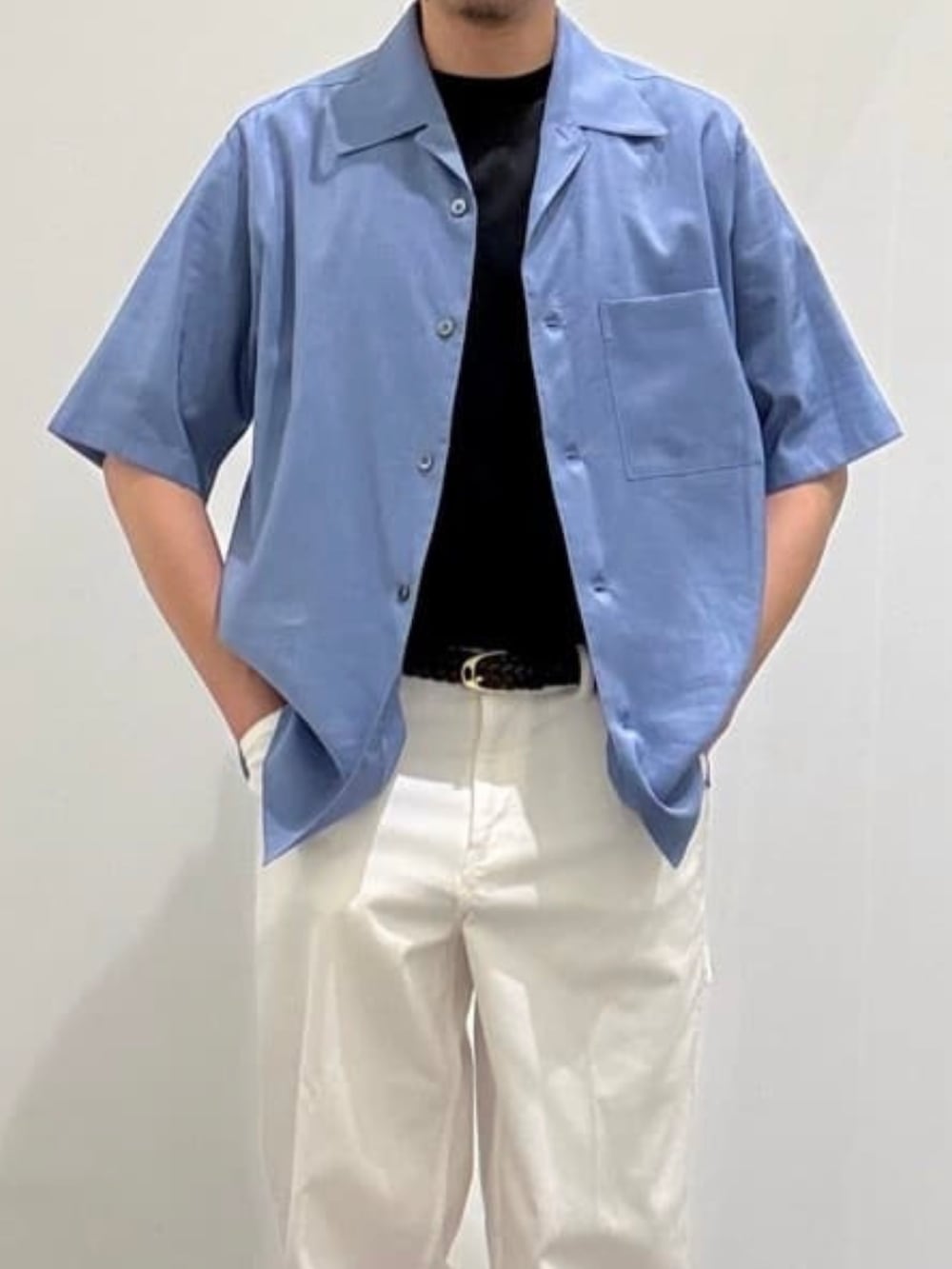 グリーン系のサンダル、ブラック系のTシャツ/カットソー、ブルー系のシャツ/ブラウスを着用したメンズの夏コーディネートの4枚目の写真