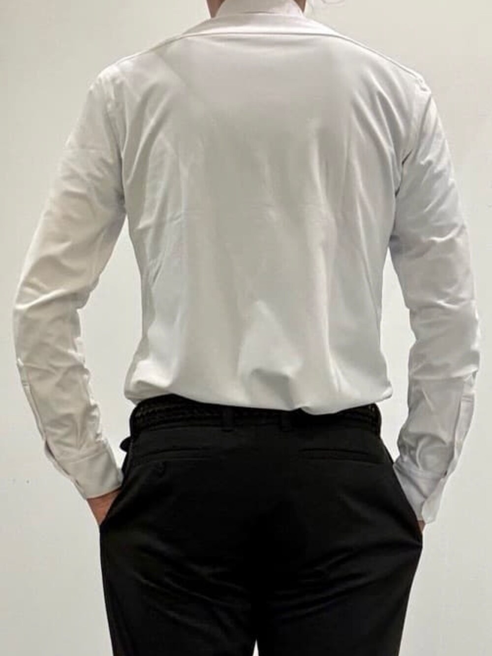 ブラック系のドレスシューズ、グレー系のスラックス、グレー系のテーラードジャケットを着用したメンズの夏コーディネートの8枚目の写真