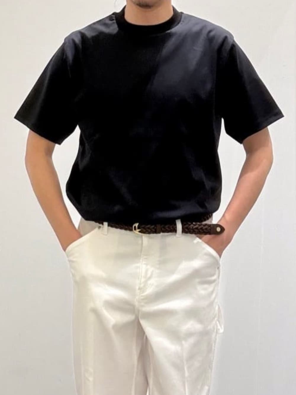 グリーン系のサンダル、ブラック系のTシャツ/カットソー、ブルー系のシャツ/ブラウスを着用したメンズの夏コーディネートの6枚目の写真