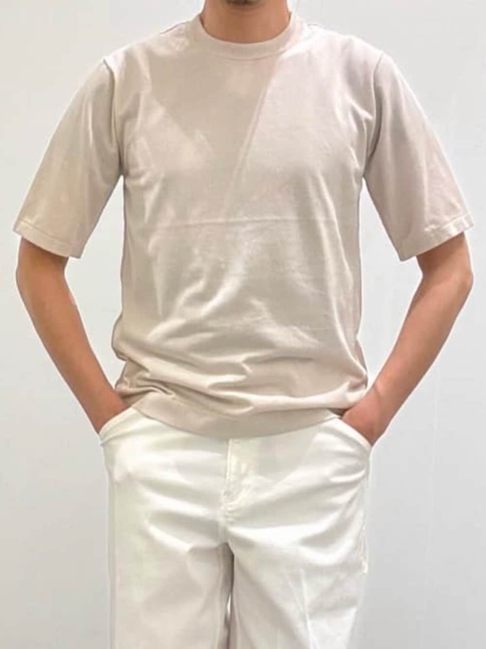 ブラック系のドレスシューズ、ホワイト系のデニムパンツ、ベージュ系のニット/セーターを着用したメンズの春コーディネートの8枚目の写真