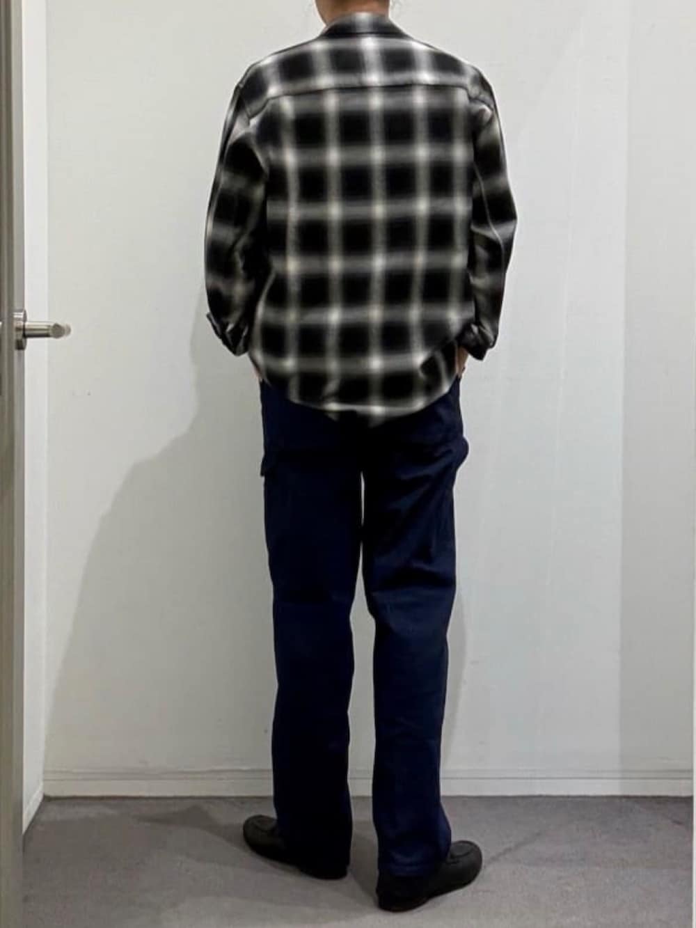 ブラック系のニット/セーター、ブラック系のシャツ/ブラウスを着用したメンズの夏コーディネートの3枚目の写真