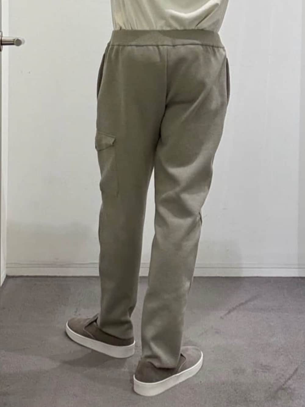 ベージュ系のブルゾン、ホワイト系のニット/セーター、ベージュ系のスラックスを着用したメンズの夏コーディネートの10枚目の写真