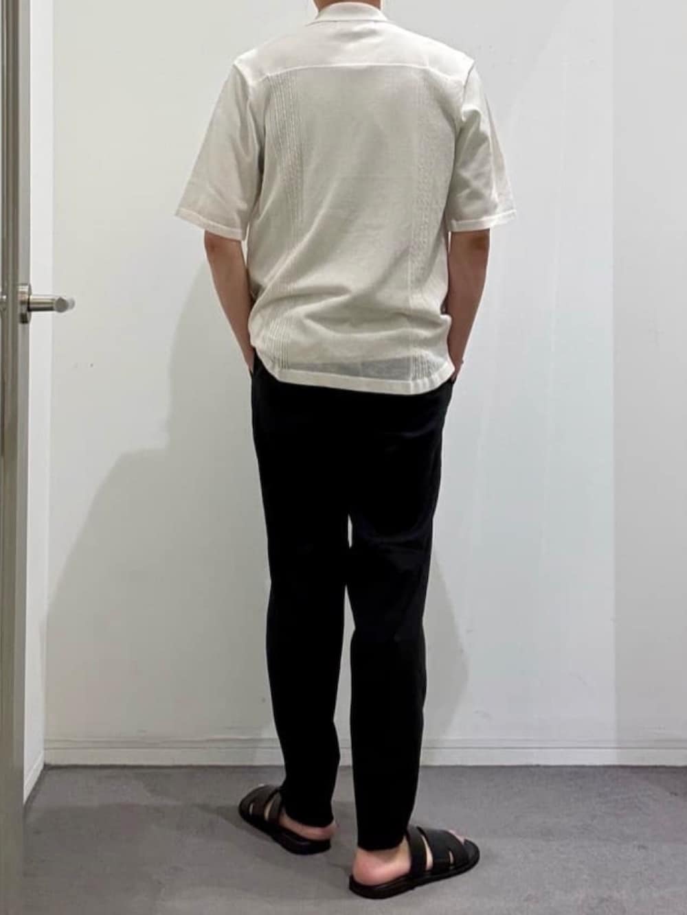 ホワイト系のシャツ/ブラウス、ベージュ系のニット/セーター、ブラック系のスラックスを着用したメンズの夏コーディネートの3枚目の写真