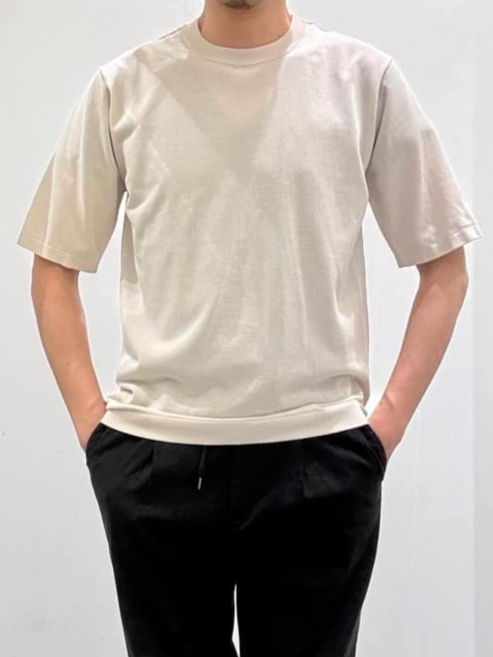 ホワイト系のシャツ/ブラウス、ベージュ系のニット/セーター、ブラック系のスラックスを着用したメンズの夏コーディネートの7枚目の写真