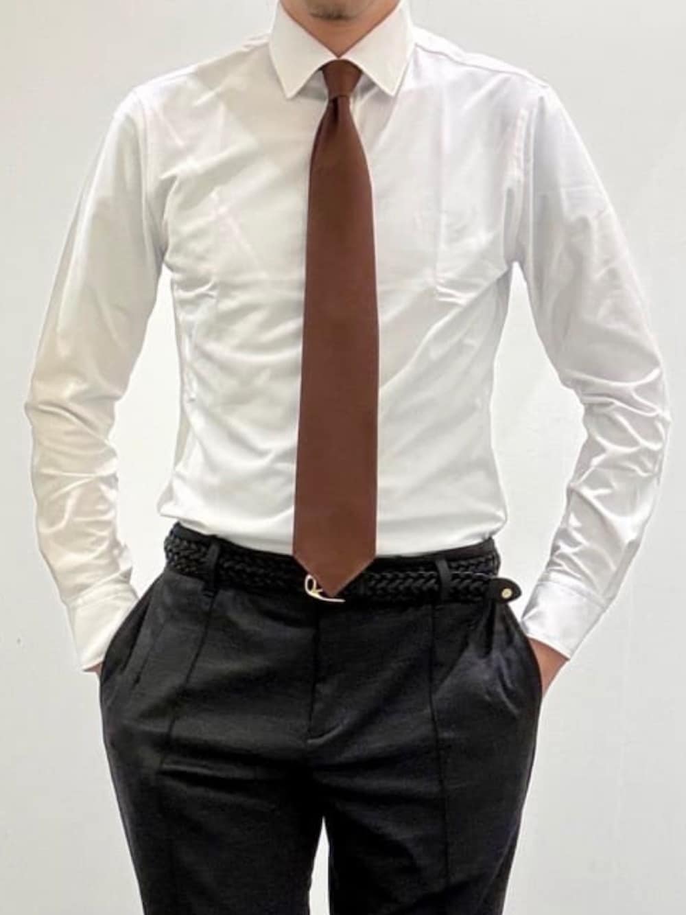 ブラック系のドレスシューズ、グレー系のスラックス、グレー系のテーラードジャケットを着用したメンズの夏コーディネートの7枚目の写真