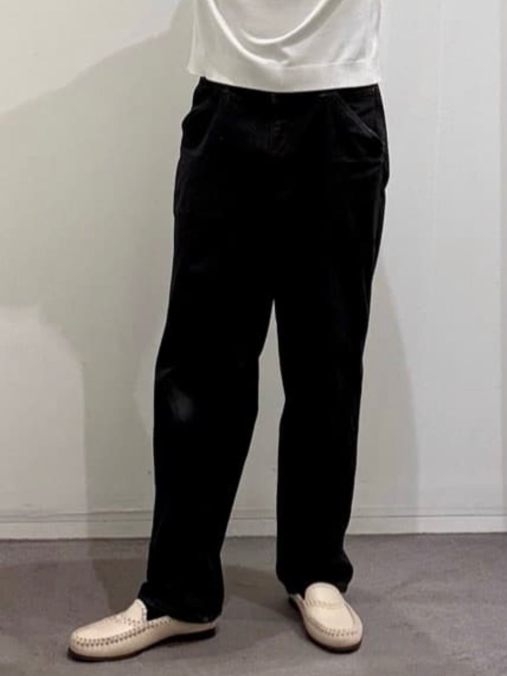 ベージュ系のスリッポン、ブラック系のデニムパンツ、ホワイト系のニット/セーターを着用したメンズの春コーディネートの8枚目の写真
