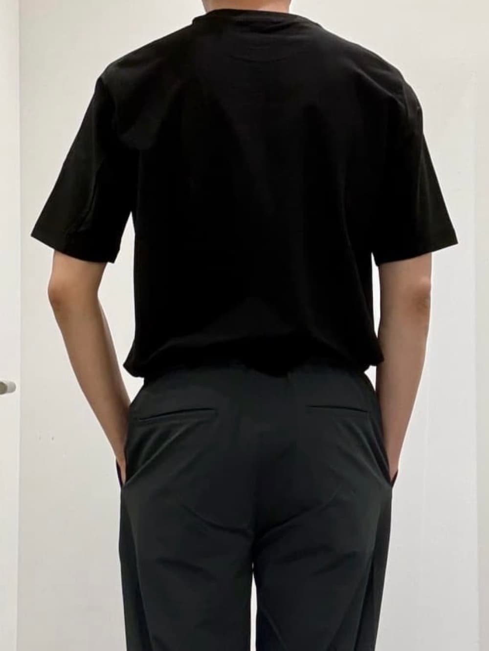 ブラック系のドレスシューズ、グレー系のスラックス、グレー系のシャツ/ブラウスを着用したメンズの夏コーディネートの8枚目の写真