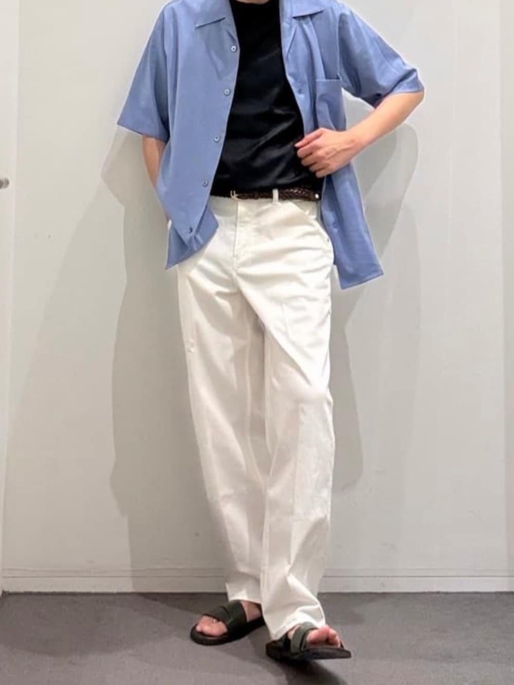 グリーン系のサンダル、ブラック系のTシャツ/カットソー、ブルー系のシャツ/ブラウスを着用したメンズの夏コーディネートの2枚目の写真