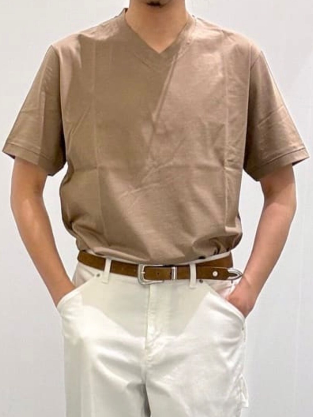ベージュ系のスリッポン、ブラウン系のTシャツ/カットソー、ブラック系のシャツ/ブラウスを着用したメンズの夏コーディネートの7枚目の写真