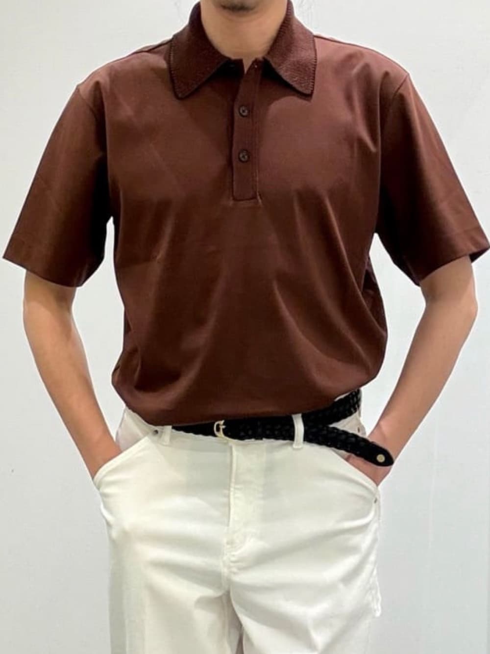 ホワイト系のデニムパンツ、グレー系のスリッポン、ブラウン系のポロシャツを着用したメンズの夏コーディネートの7枚目の写真