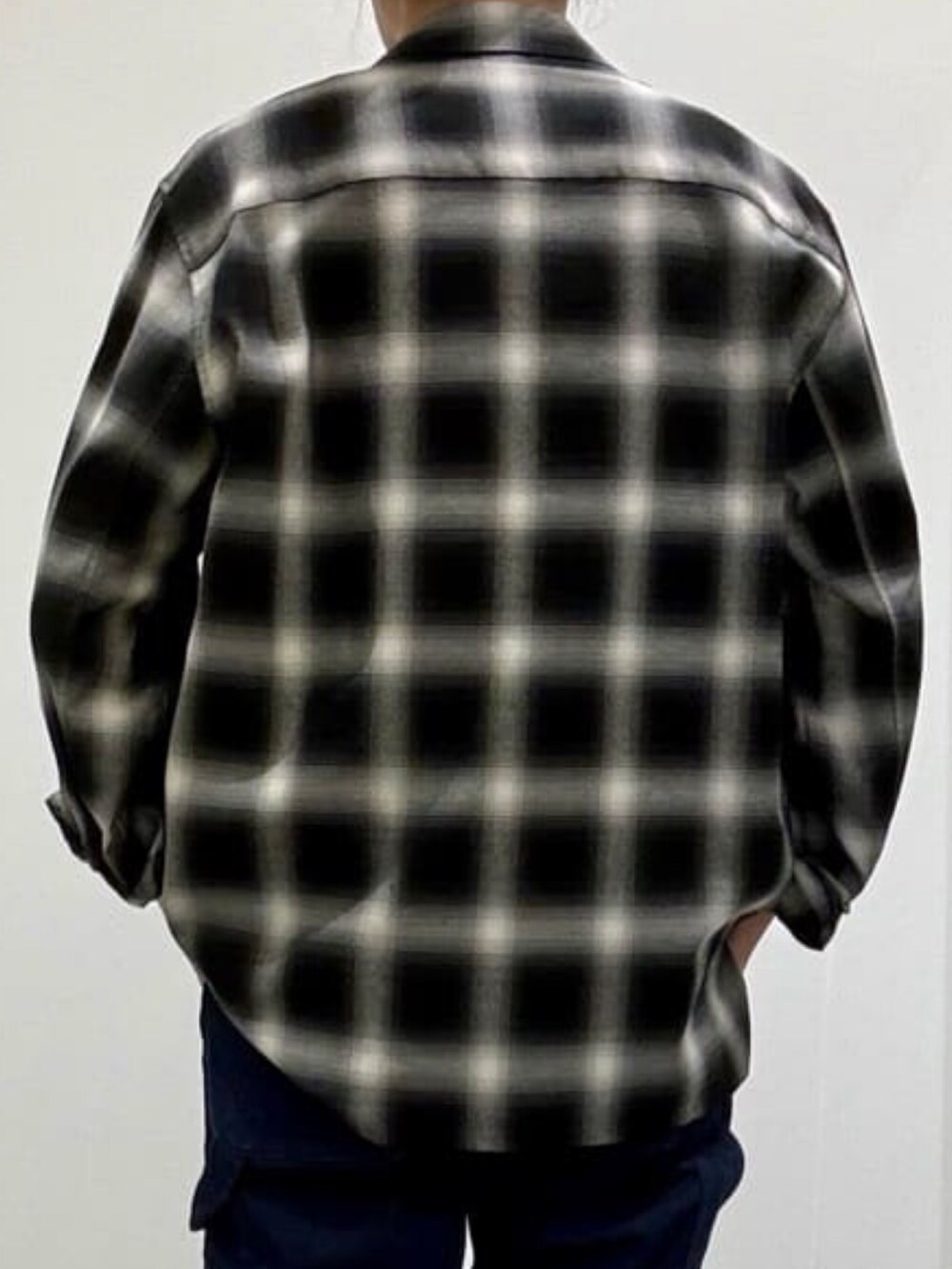 ブラック系のニット/セーター、ブラック系のシャツ/ブラウスを着用したメンズの夏コーディネートの6枚目の写真