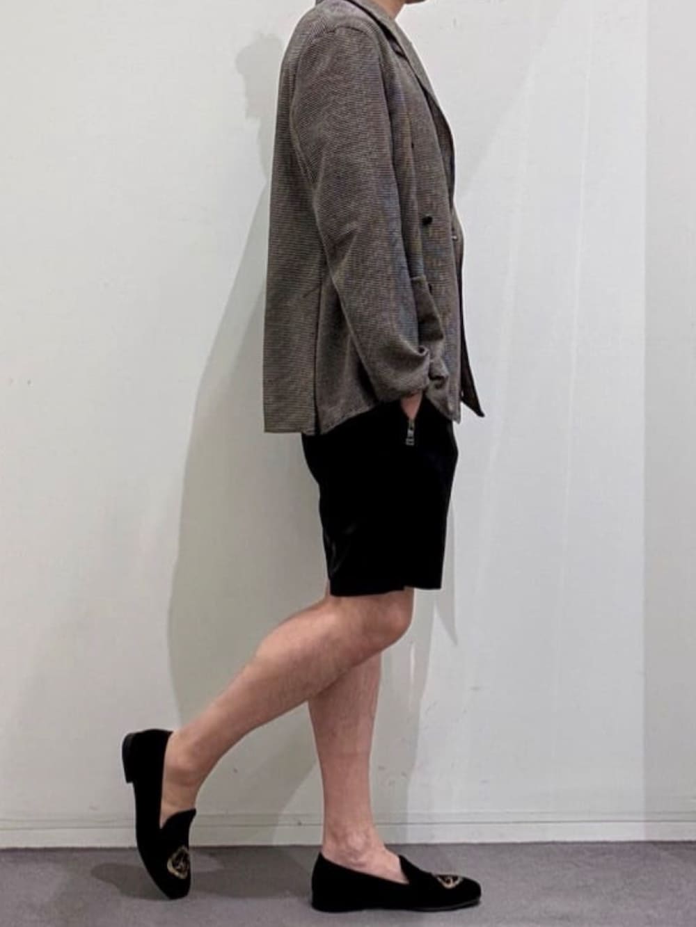 ブラック系のシャツ/ブラウス、ブラック系のドレスシューズ、ブラック系のその他パンツを着用したメンズの春コーディネートの2枚目の写真