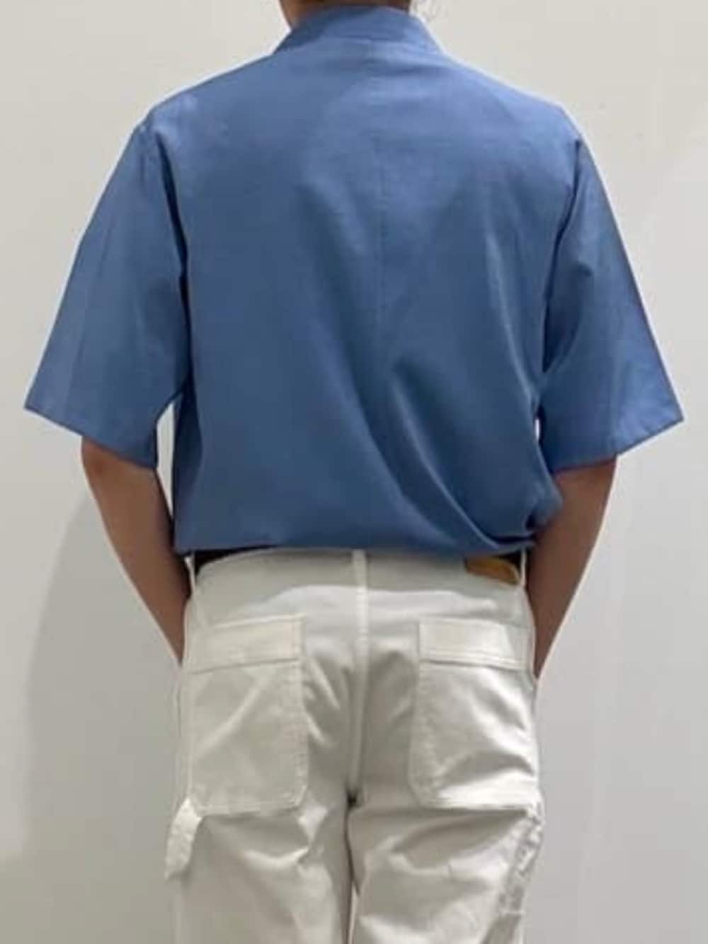 グリーン系のサンダル、ブラック系のTシャツ/カットソー、ブルー系のシャツ/ブラウスを着用したメンズの夏コーディネートの5枚目の写真